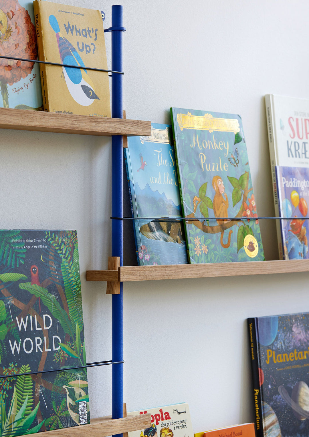 MOEBE - Magazine Shelving – Signifly -