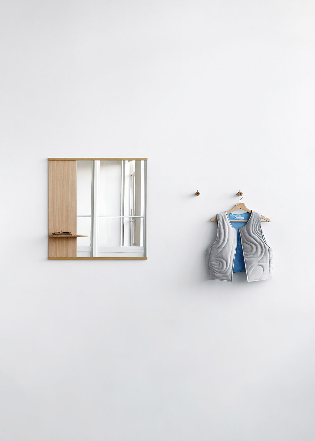 MOEBE - Mirror With A Shelf -