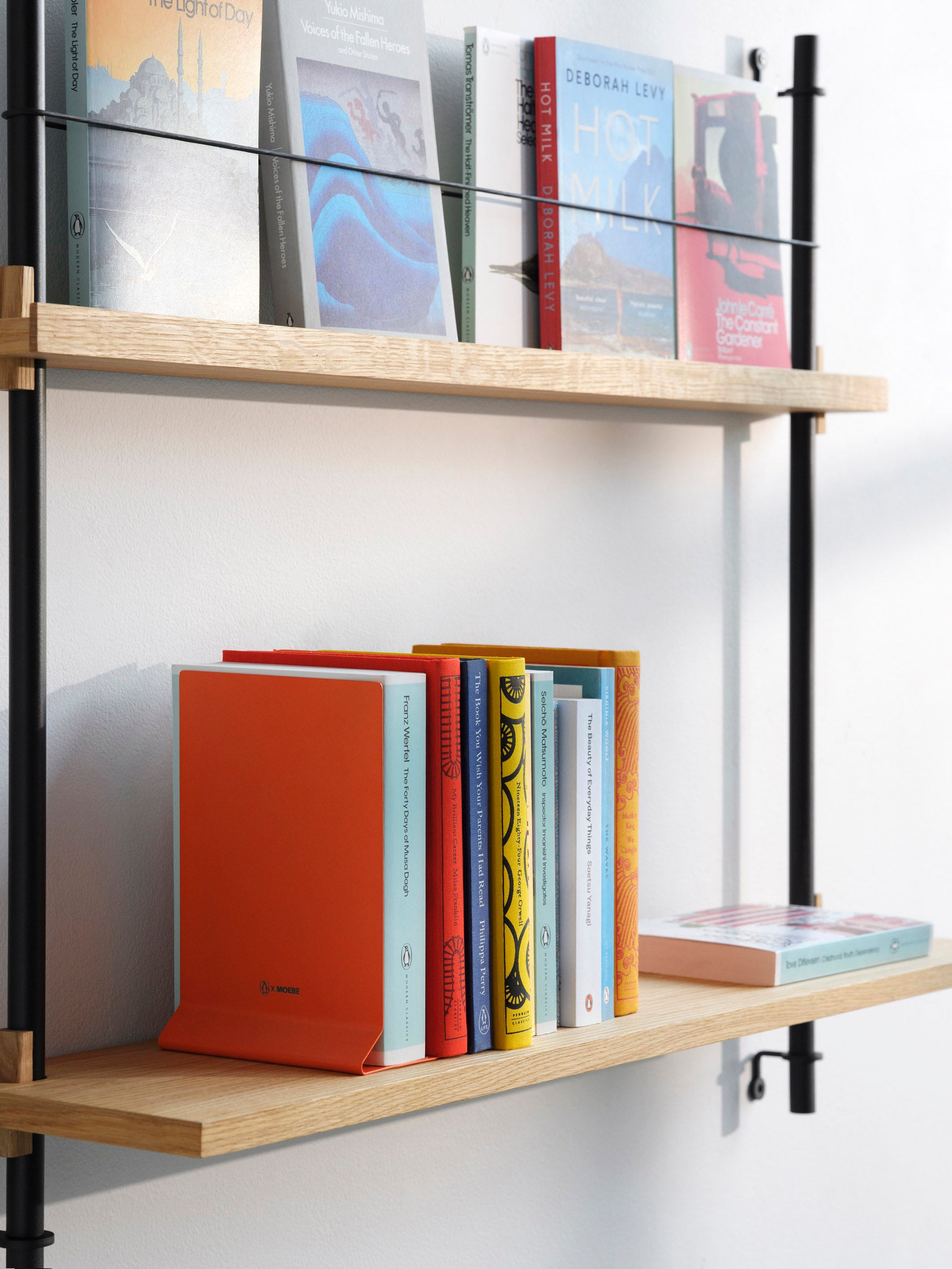 Penguin x MOEBE Book Stand | Designed by MOEBE – moebe.dk