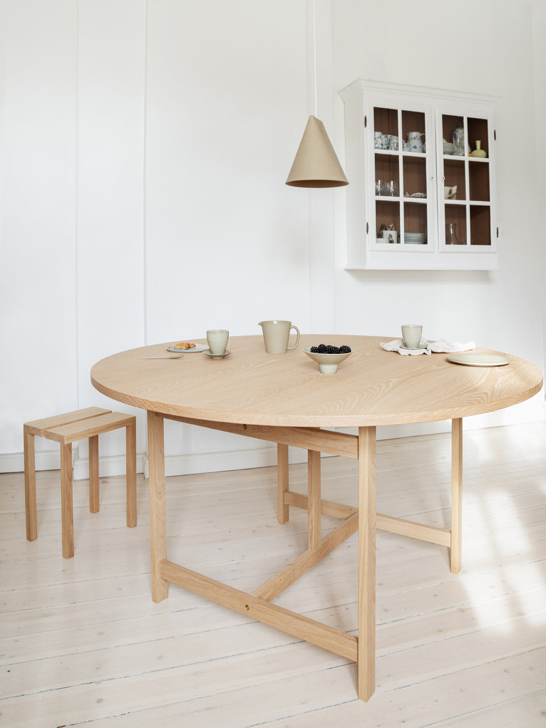 MOEBE - Round Dining Table -