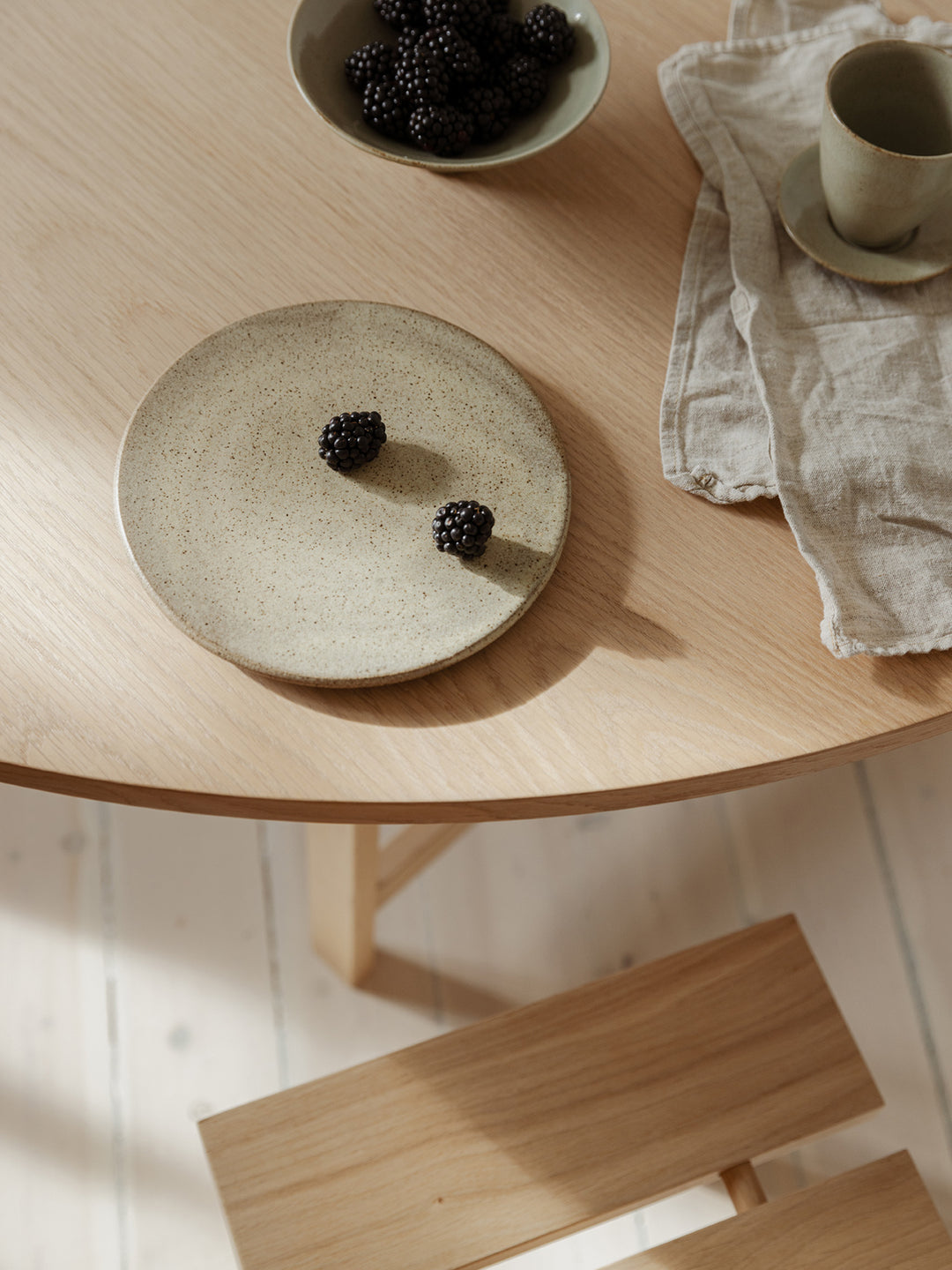 MOEBE - Round Dining Table -