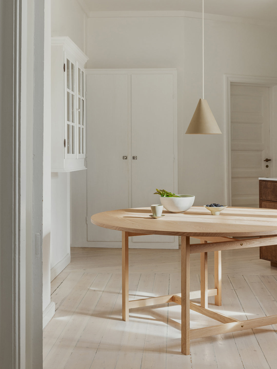 MOEBE - Round Dining Table -