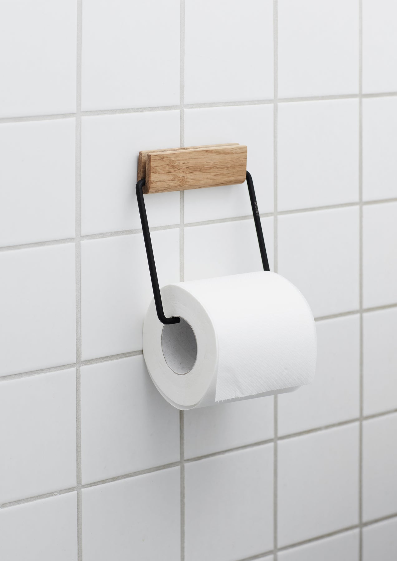 https://moebe.dk/cdn/shop/products/moebe_toilet-roll-holder_ic_oak-black_low-res_02_1800x1800.jpg?v=1659360243